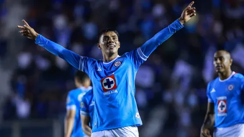 Bryan Gamboa celebra para Cruz Azul.