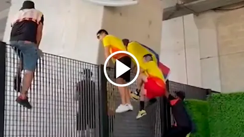 Algunos aficionados intentaron ingresar al estadio sin boletos.