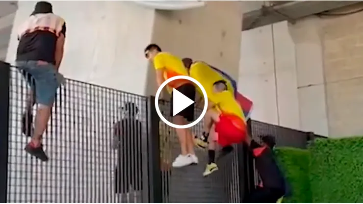 Algunos aficionados intentaron ingresar al estadio sin boletos.
