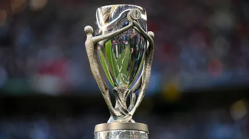 El trofeo de la Copa de Campeones CONMEBOL-UEFA 2025.