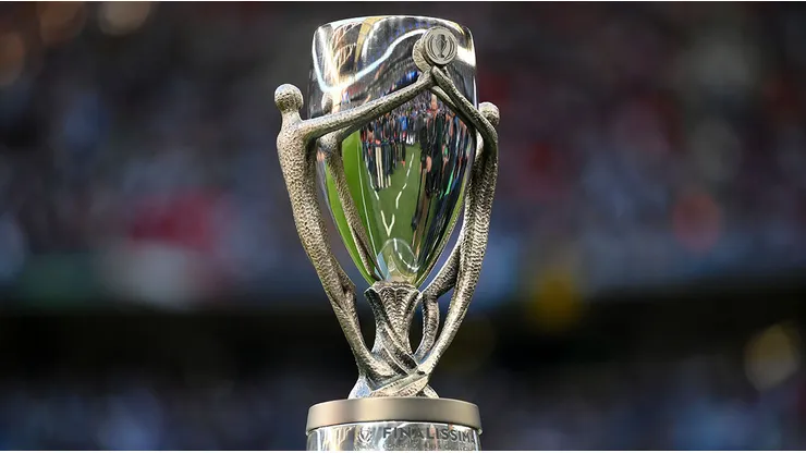 El trofeo de la Copa de Campeones CONMEBOL-UEFA 2025.