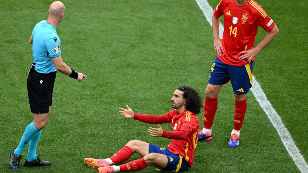 Marc Cucurella y Anhony Taylor, los protagonistas de la polémica [Foto: Getty Images]