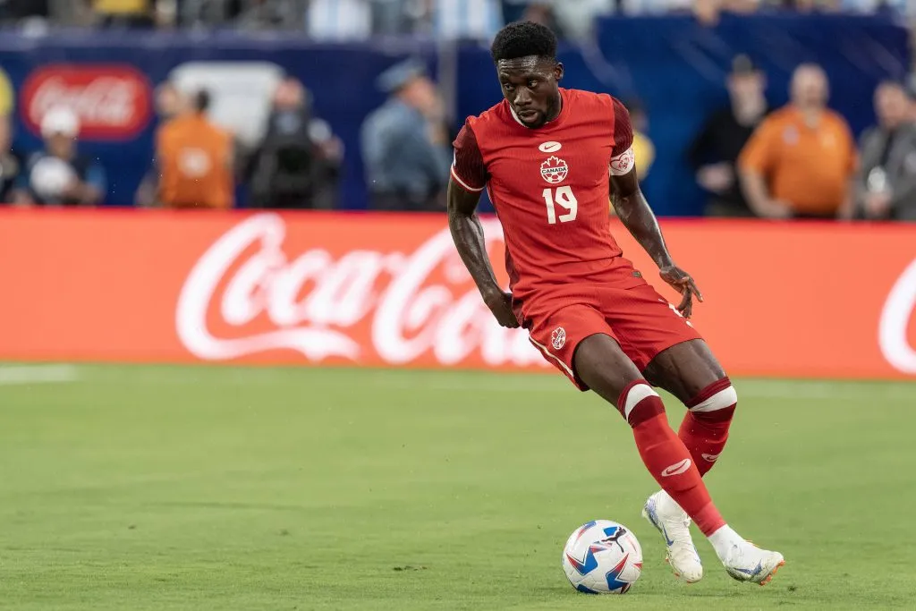Alphonso Davies no será de la partida ante Uruguay por problemas físicos. (Imago)