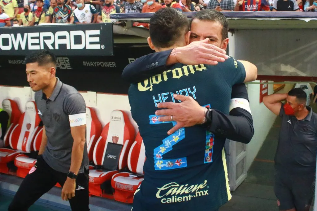Henry Martín y Jaime Lozano en un abrazo (Imago7