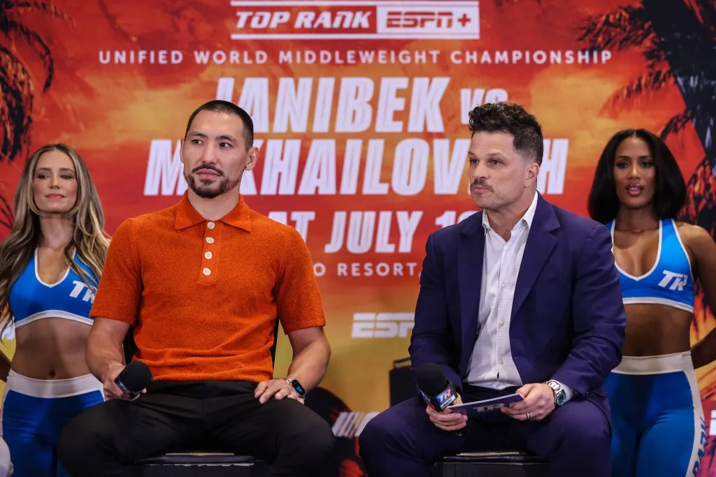 Janibek Alimkhanuly suspendió su pelea ante Andrei Mikhailovich después de desmayarse mientras cortaba peso. (IMAGO)