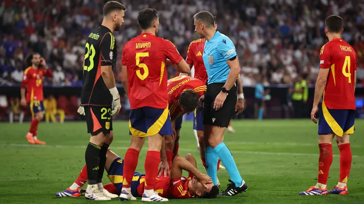 Los jugadores de España rodean al árbitro.