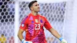 Dibu Martínez celebra un penal contenido a Ecuador.