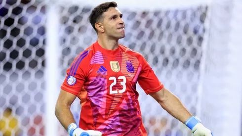 Dibu Martínez celebra un penal contenido a Ecuador.