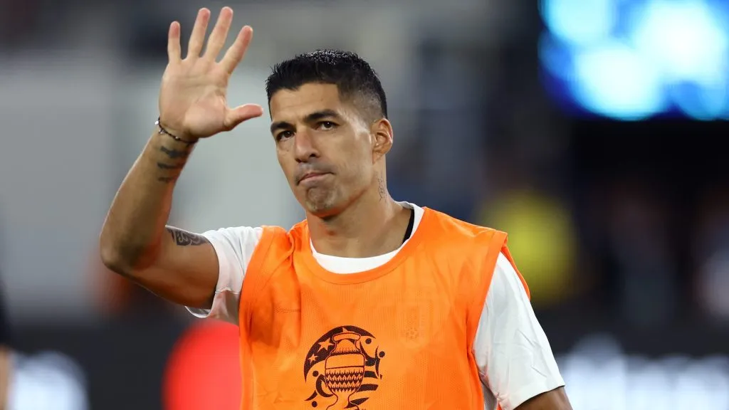 Luis Suárez entiende su rol y apoya desde el banco de suplentes [Foto: Getty Images]