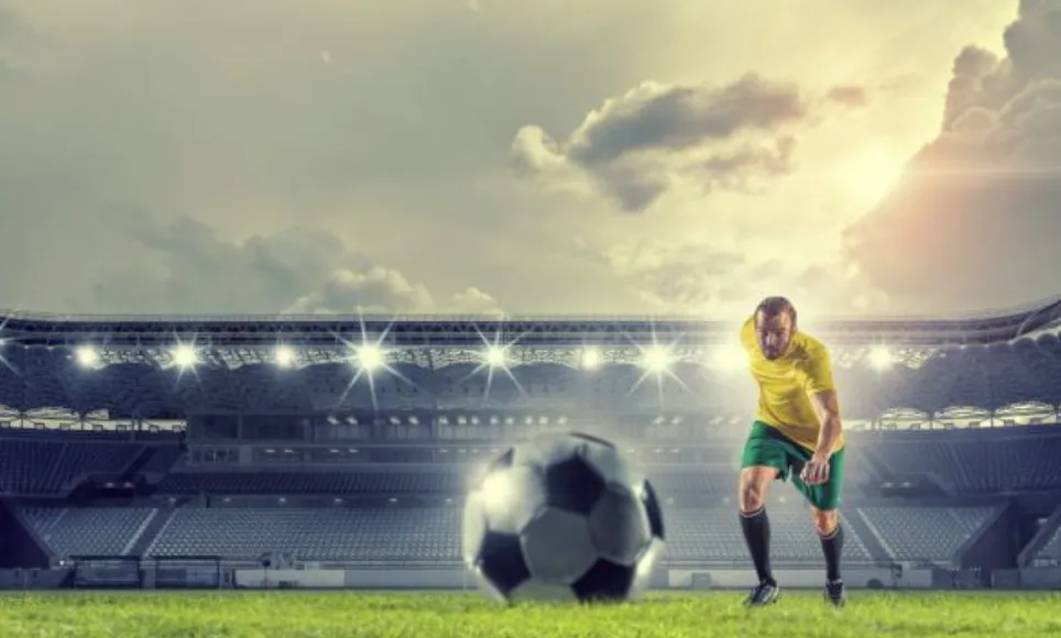 jugador de futbol pateando pelota