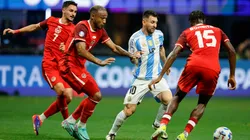 Lionel Messi, rodeado de jugadores de Canadá.