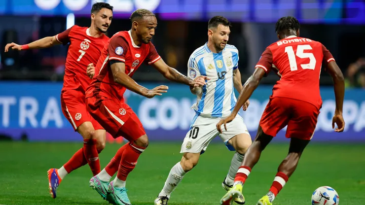 Lionel Messi, rodeado de jugadores de Canadá.