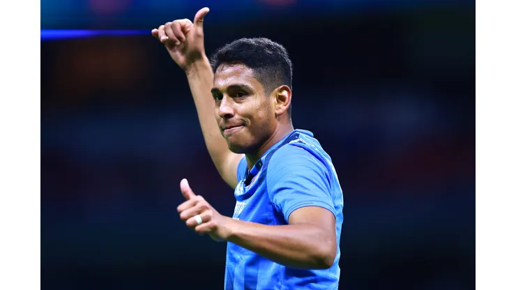 MEXICO CITY, MEXICO - SEPTEMBER 19: Luis Romo #7 of Cruz Azul gestures during the 9th round match between Cruz Azul and Queretaro as part of the Torneo Grita Mexico A21 Liga MX at Azteca Stadium on September 19, 2021 in Mexico City, Mexico. (Photo by Hector Vivas/Getty Images)