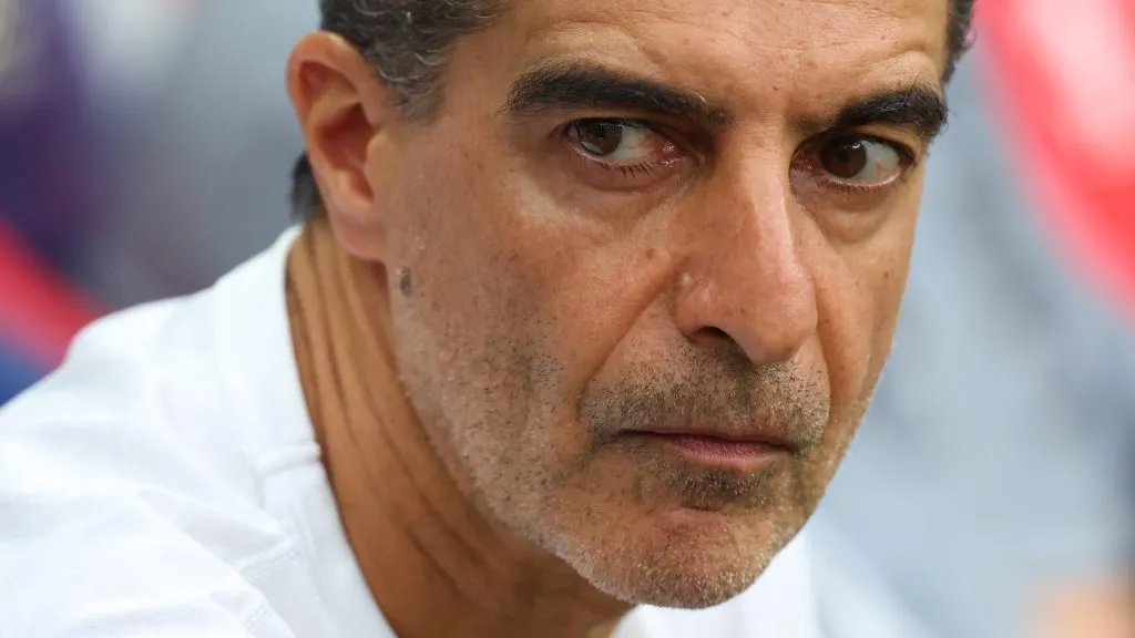 Renato Paiva y su atenta mirada al juego en pleno Toluca-Chivas [Foto: Getty Images]