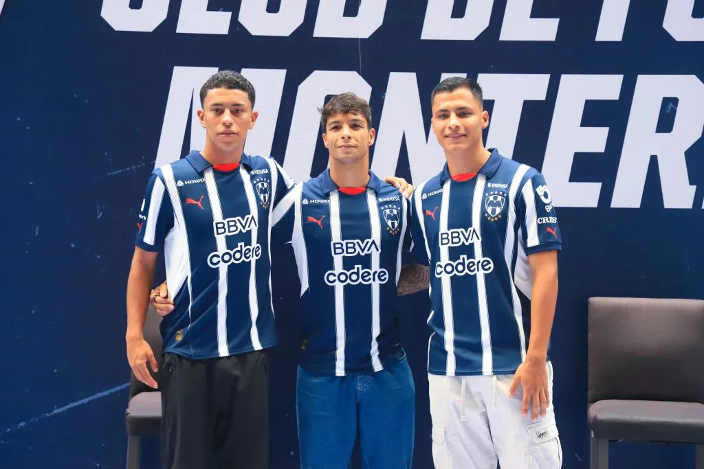 Óliver Torres junto a Johan Rojas y Roberto de la Rosa en su presentación (Imago7)