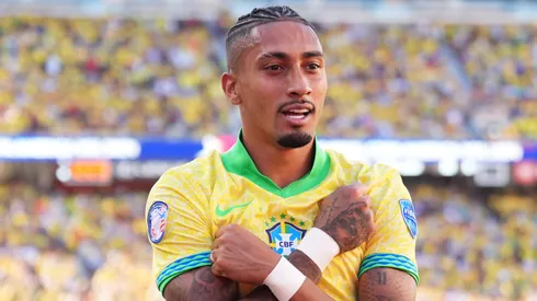 Raphinha celebra un tanto de Brasil.