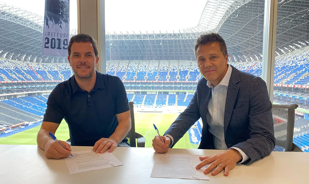 Tato Noriega con Eduardo Pasque, presidente ejecutivo del York United FC (Fuente: Rayados)