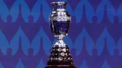 El trofeo de la Copa América 2024 espera por el ganador.