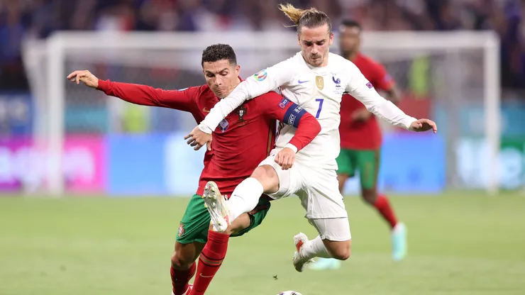 Cristiano Ronaldo y Griezmann, en un enfrentamiento en 2021.
