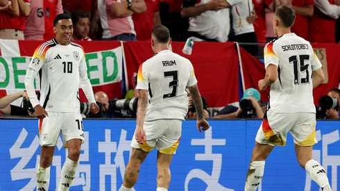 Musiala festeja con sus compañeros un gol de Alemania.