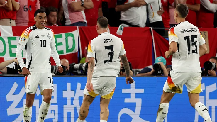 Musiala festeja con sus compañeros un gol de Alemania.