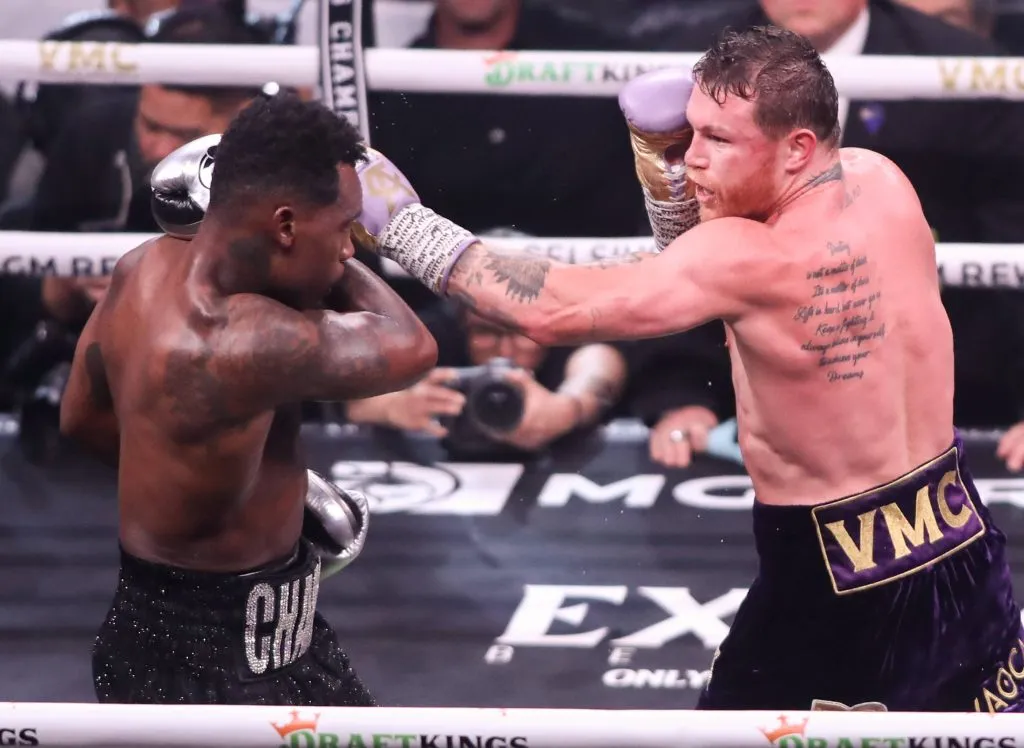 Jermell Charlo se llevó como bolsa una suma cercana a todo lo que había ganado en su carrera hasta el momento. (IMAGO)