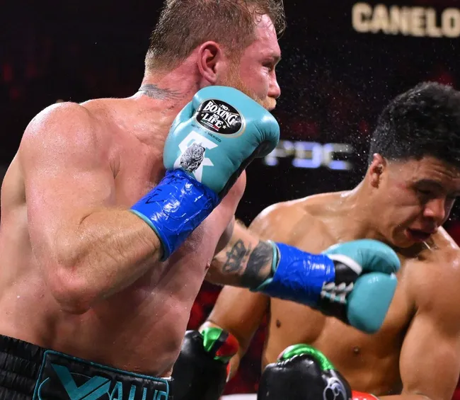 Canelo conectando con poder a Munguía (IMAGO)