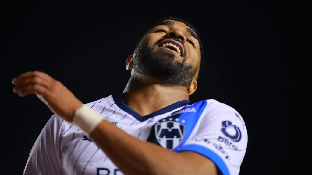 Rodrigo Aguirre intenta salirse con la suya en Rayados [Foto: Getty]