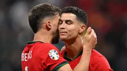 Cristiano Ronaldo es consolado después de errar un penal.