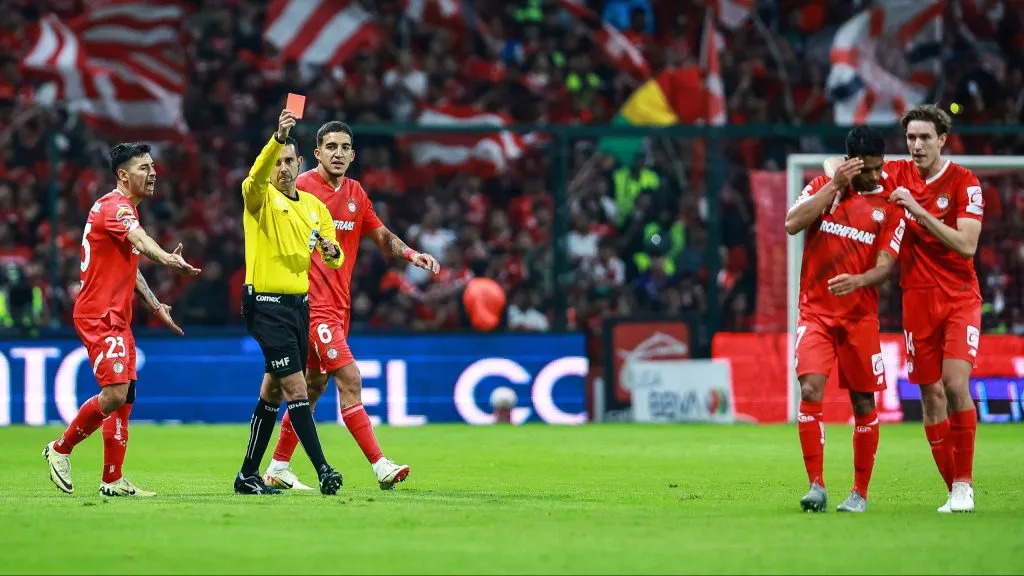 La expulsión de Brian García ante Chivas en la Liguilla [Foto: Getty]