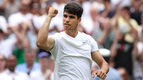 Alcaraz celebra su primera victoria en Wimbledon 2024.