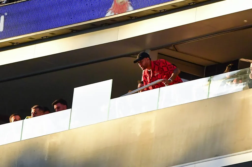 Neymar desde la grada apoyando a Brasil (IMAGO)