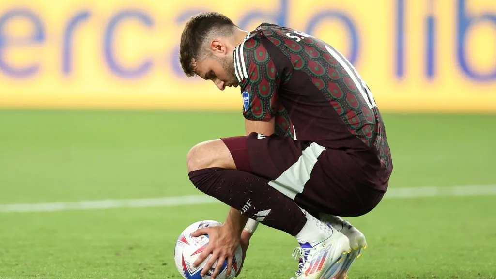 La desazón de Santi Giménez tras la eliminación de México en la Copa [Foto: Getty]