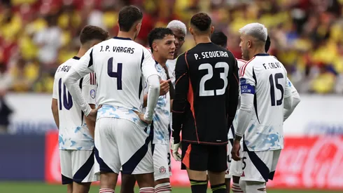 Los jugadores de Costa Rica, reunidos.