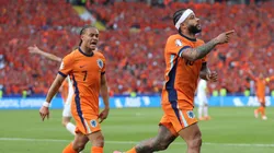 Depay celebra su tanto en Países Bajos.