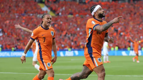 Depay celebra su tanto en Países Bajos.