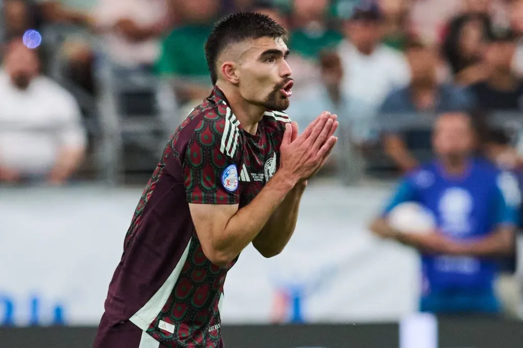 Johan Vásquez no ocultó su frustración por la temprana eliminación mexicana. (Imago)
