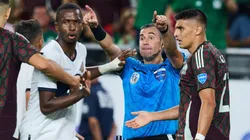 El árbitro Mario Escobar fue protagonista del encuentro entre México y Ecuador.