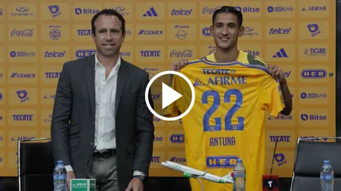 Antuna estuvo acompañado por Gerardo Torrado en su presentación como jugador de Tigres.