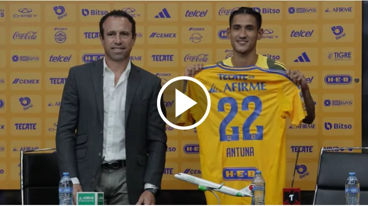 Antuna estuvo acompañado por Gerardo Torrado en su presentación como jugador de Tigres.