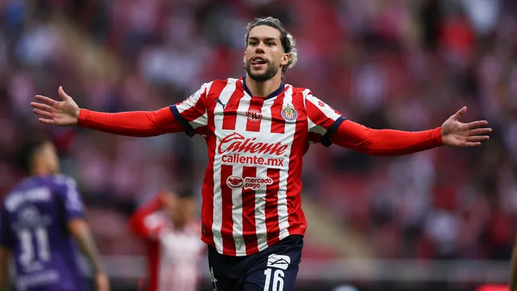 Cowell festeja un gol de Chivas.