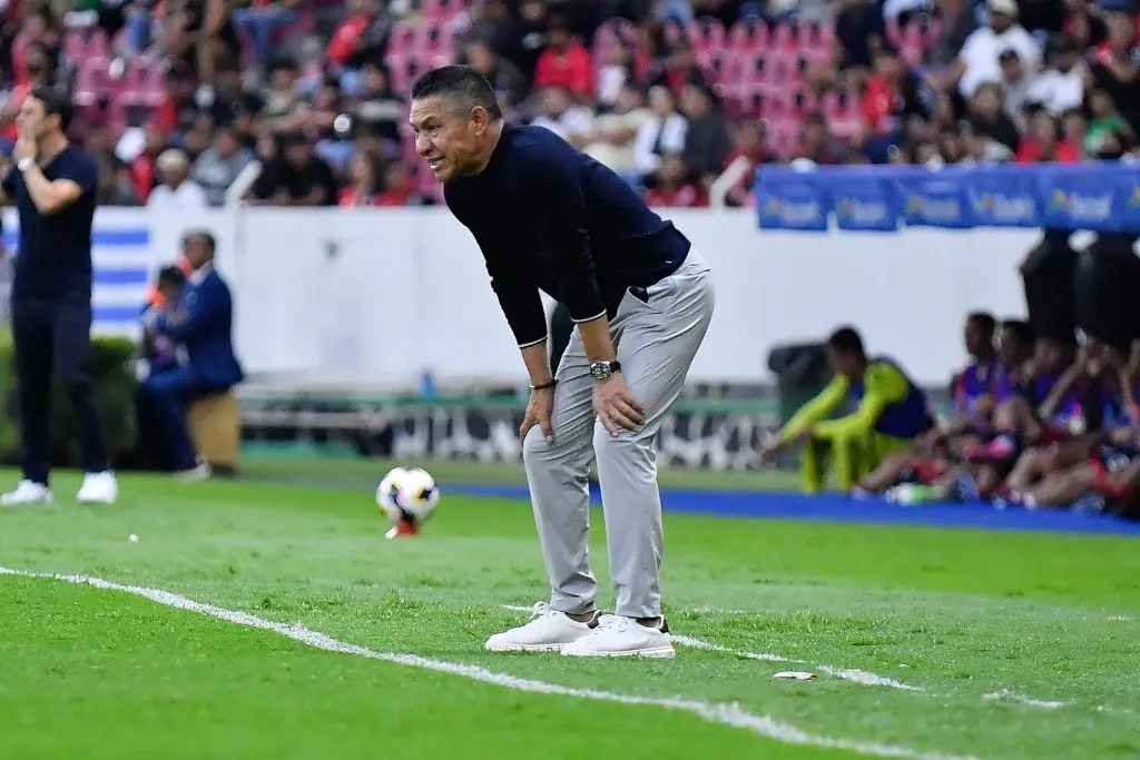 Ignacio Ambriz recibió con decepción la noticia de la salida de Luis Pérez, según reportes. (Imago)