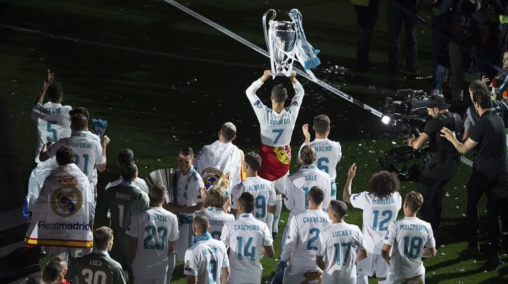 Cristiano Ronaldo y un retrato histórico alzando su última Orejona [Foto: Getty]