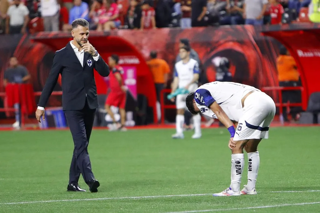 Martín Demichelis consoló a Johan Rojas tras el empate con Xolos (JAM Media)