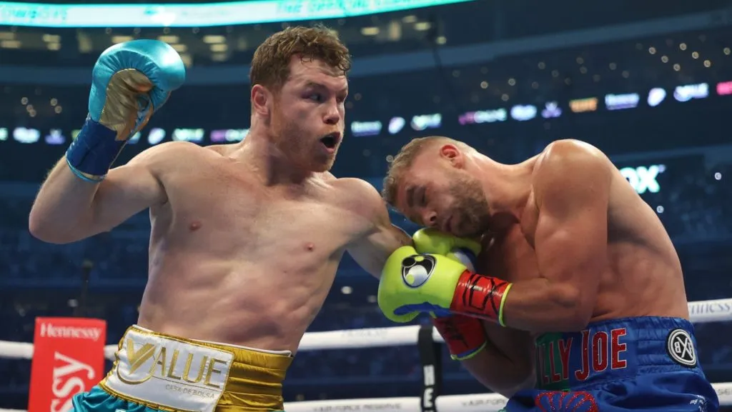 Canelo Alvarez y Billy Joe Saunders se enfrentaron en el 2021 y el mexicano ganó por KO técnico. (GETTY IMAGES)