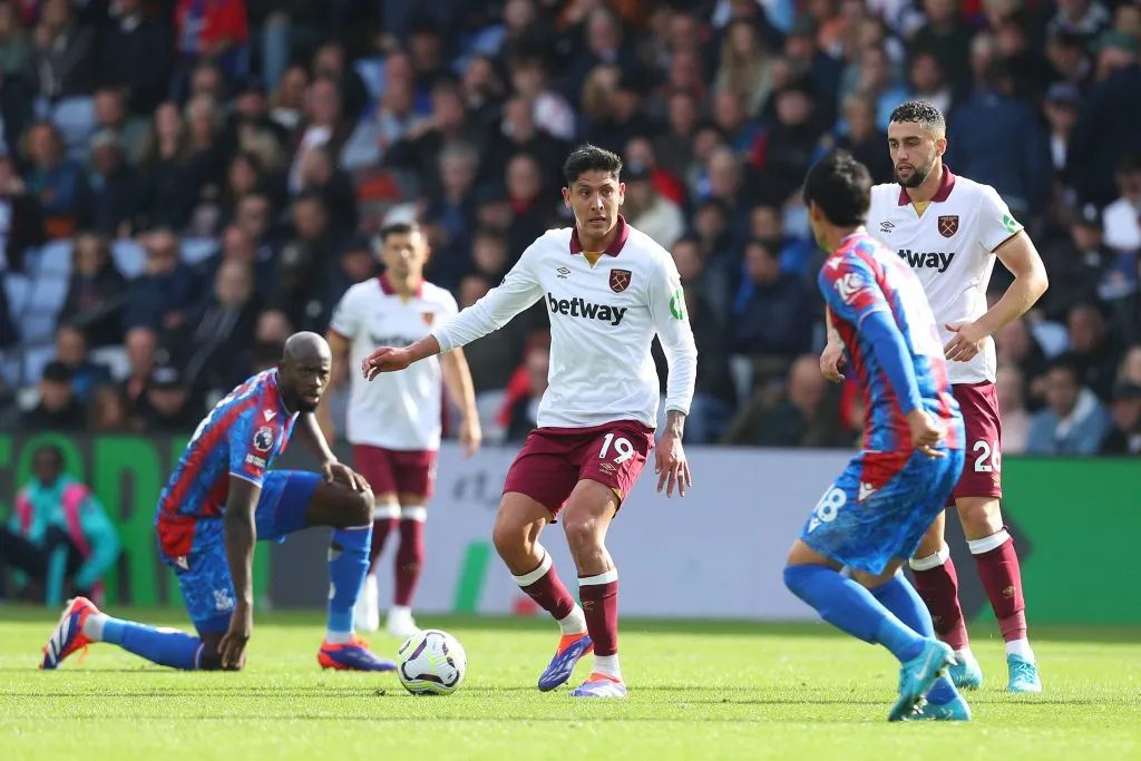Edson Álvarez volvió a competir profesionalmente dos meses después de la lesión sufrida en el Tri. (Imago)