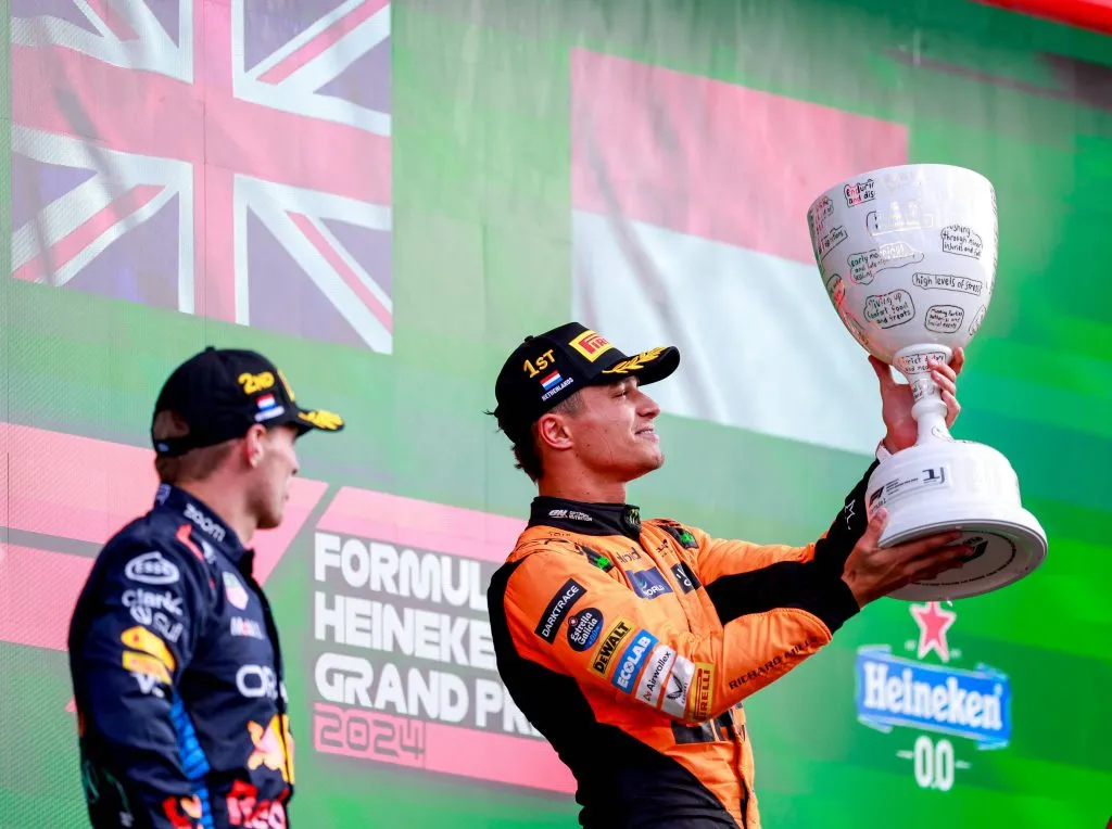 Lando Norris levanta su trofeo en el GP de Países Bajos (IMAGO)