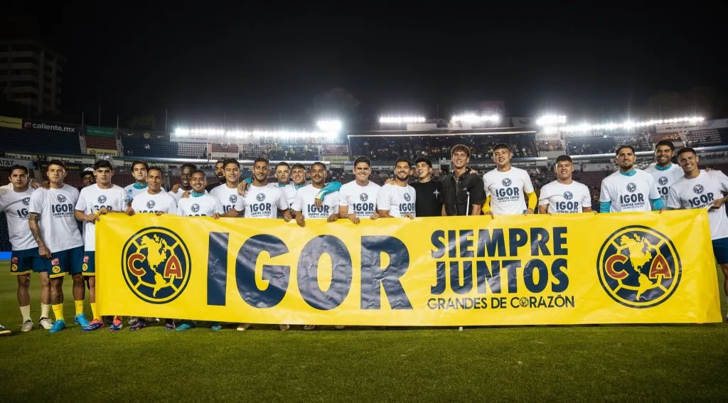 El homenaje de la plantilla del América a Igor Lichnovsky [Foto: Liga MX]