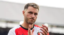 La esposa de Santiago Giménez 'adelanta' accidentalmente el futuro del delantero en el mercado