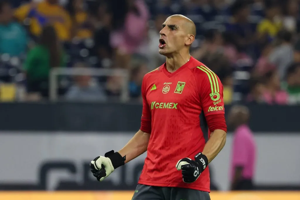 Nahuel Guzmán fue sancionado por 11 partidos tras apuntar con un láser a Esteban Andrada. (Imago)